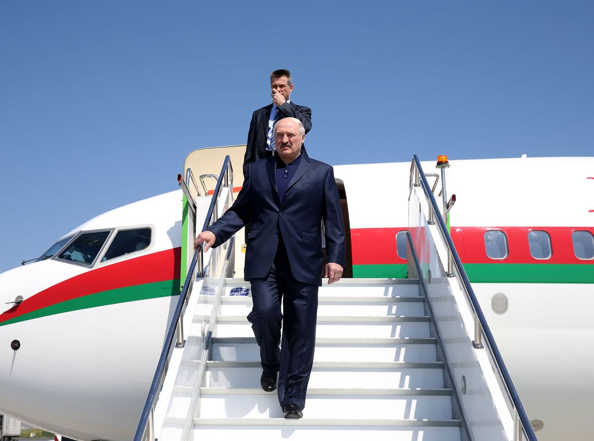 Łukaszenka wychodzi ze swojego objętego sankcjami Boeinga 737