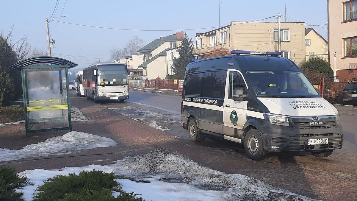 Nietrzeźwy kierowca przywiózł dzieci do szkoły.