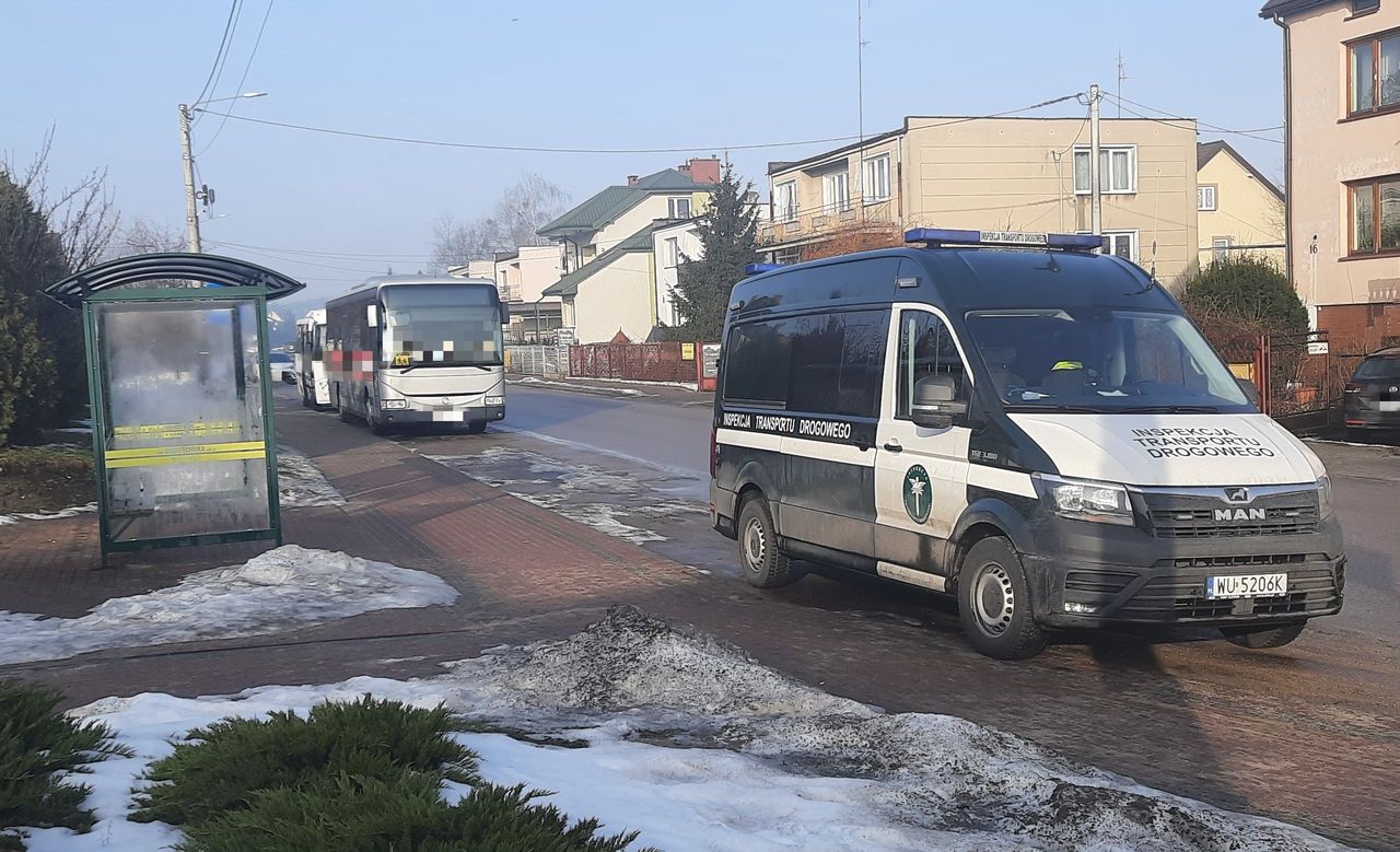 Nietrzeźwy kierowca przywiózł dzieci do szkoły.