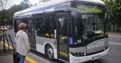 Elektryczny autobus to opłacalna inwestycja. Przekonuje się o tym Warszawa