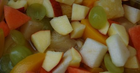 Mieszanka owoców (brzoskwinie, gruszki, winogrona) w puszce w lekkim syropie (owoce i płyn)