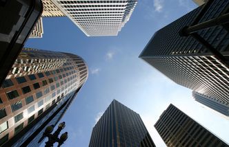 NBP: słaby październik w bankach. Zyski spadają, a pracownikom trzeba płacić więcej