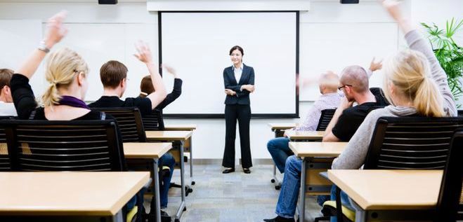 Ile zarabiają po studiach? A ile po liceum?