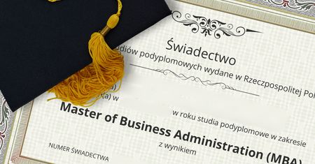 Rozbita sieć handlu dyplomami: CBA zatrzymało siedem osób