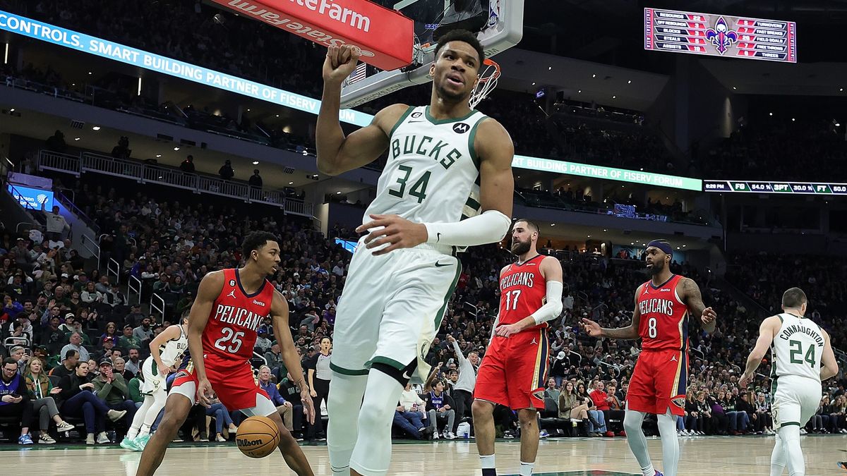 Giannis Antetokounmpo (w środku)