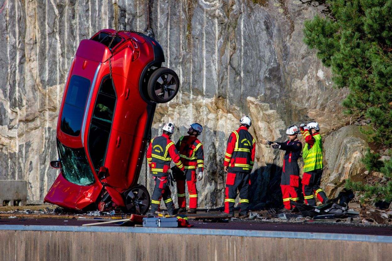 Ekstremalne crash testy Volvo. Z wysokości 30 m zrzucili 10 nowych aut