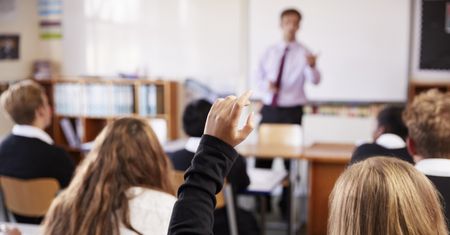 Dress code w szkole. "Rozpraszanie odkrytymi ramionami, spódniczkami lub zbyt przylegającymi koszulkami"