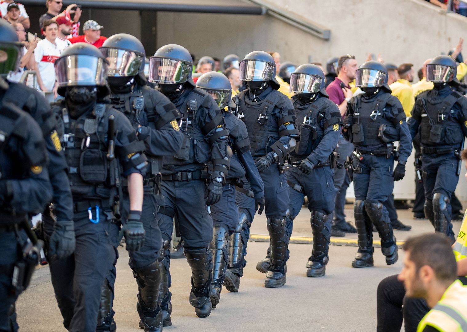 Niemiecka policja kontroluje polskich kibiców. Zarekwirowała "gadżety"