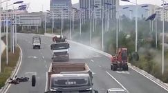 Opona przewróciła kierowcę skutera. Nagranie z Chin