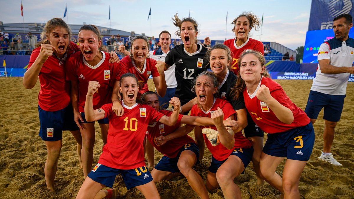 Zdjęcie okładkowe artykułu: PAP / Paweł Topolski / Na zdjęciu: Reprezentantki Hiszpanii w piłce nożnej plażowej.