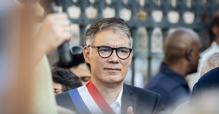Lider francuskich socjalistów grozi wotum nieufności. Gra toczy się o nowy podatek