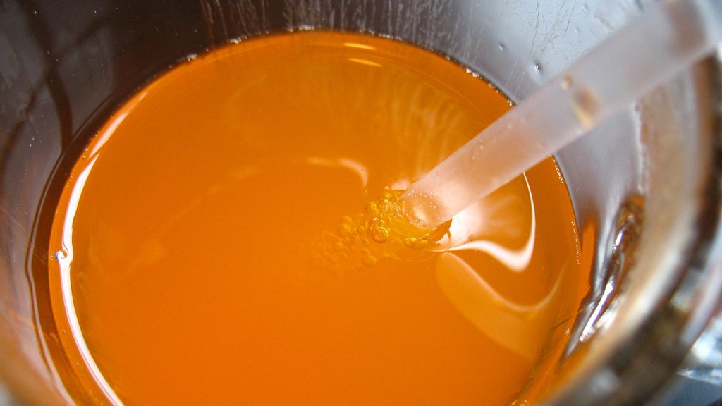 Napój pomarańczowy z witaminą C w puszce