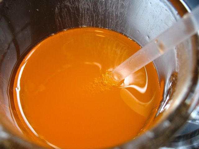 Napój pomarańczowy z witaminą C w puszce