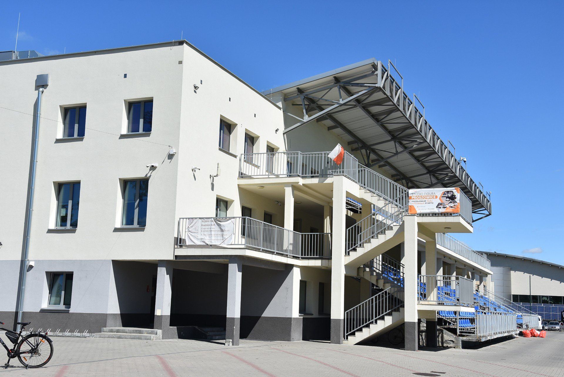 W hali sportowej MOSiR w Proszowicach dzięcioł wybił 11 dziur w elewacji