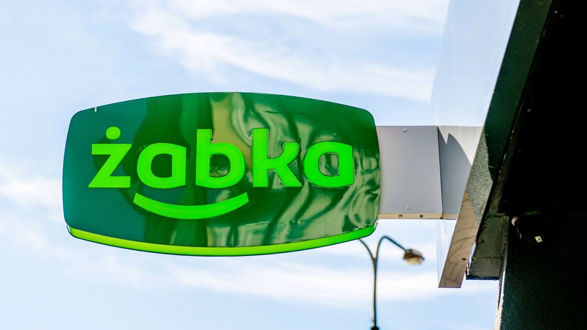 Żabka zdecydowała o wycofaniu się z promowania oferty z hot dogiem za 1 zł przy zakupie paczki papierosów