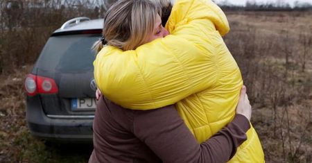 Spotkała na granicy 38-letniego mężczyznę. "Przekazał mi dwoje dzieci"