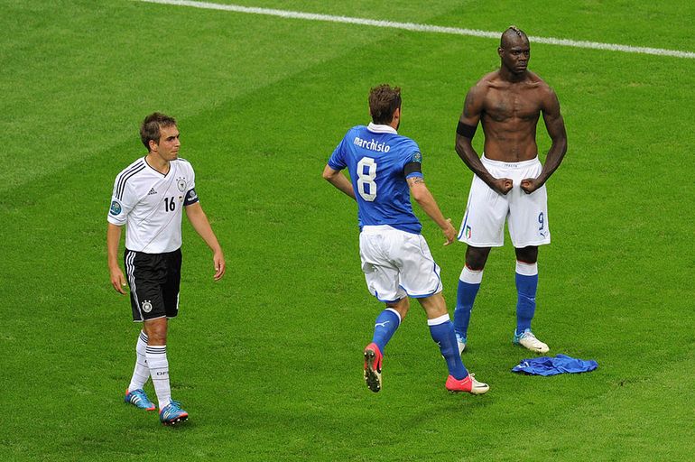 Mario Balotelli po zdobyciu drugiego gola w półfinale z Niemcami