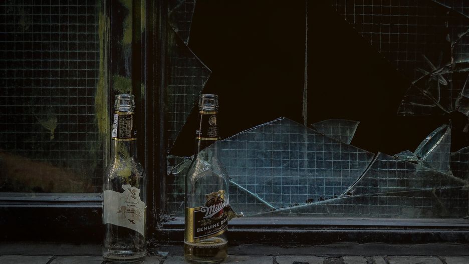 Wielu ludzi radzi sobie z problemami z pomocć alkoholu. czy to właśnie dzieje się w Rosji?