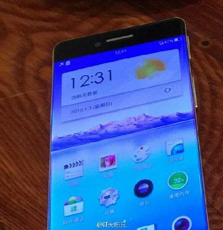 Oppo R7 z bardzo cienkimi ramkami pozuje do zdjęć 2