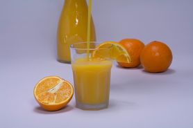 Sok pomarańczowo-morelowy w puszce