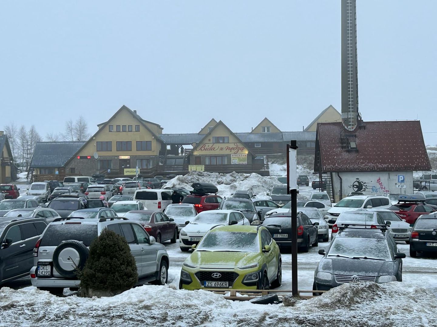Parkingi w Zieleńcu są wypełnione