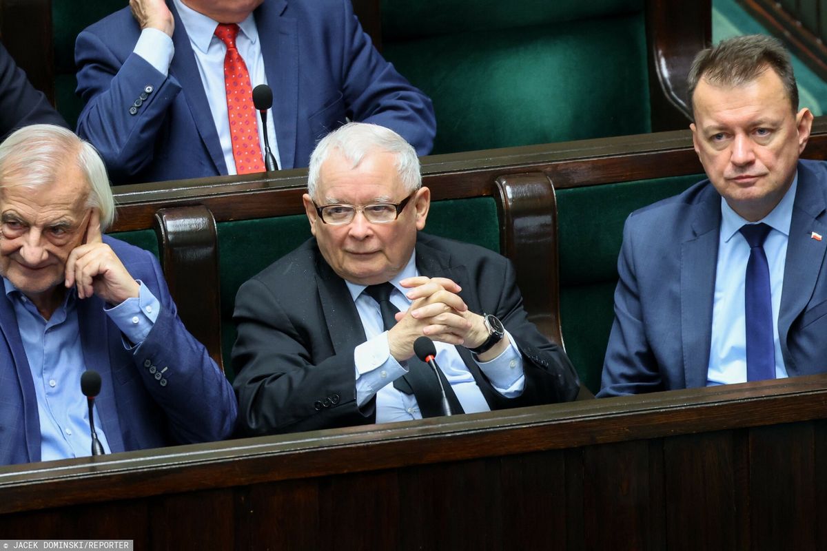 Jarosław Kaczyński z innymi politykami PiS