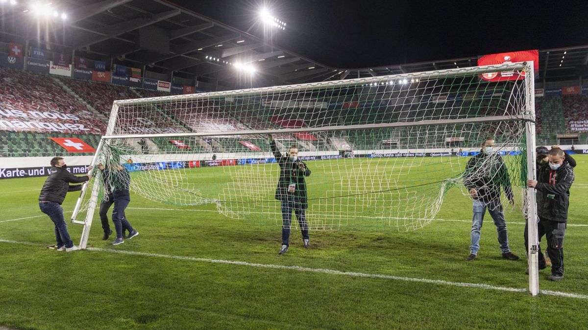 Demontaż bramki na stadionie w St Gallen przed meczem Szwajcaria - Litwa
