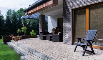 Kostka brukowa czy płyty tarasowe? Porównanie kosztów i zastosowań