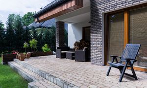 Kostka brukowa czy płyty tarasowe? Porównanie kosztów i zastosowań