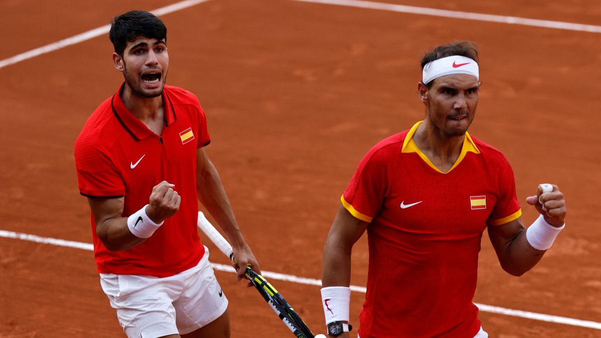 PAP/EPA / Ritchie B. Tongo / Na zdjęciu: Carlos Alcaraz (z lewej) i Rafael Nadal