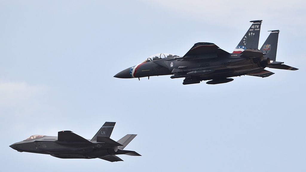 Para podstawowych myśliwców US Air Force: F-35 i F-15