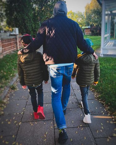 Aneta Zając z partnerem i dziećmi na spacerze