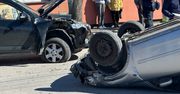 Poważny wypadek pod Warszawą. Kobieta wsadzała dzieci do auta