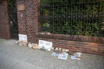 Kamienie wołające o sprawiedliwość. Symboliczna akcja przed kuriami