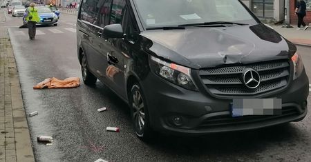 Karawan potrącił kobietę przechodzącą przez pasy. Mamy nagranie z momentu wypadku