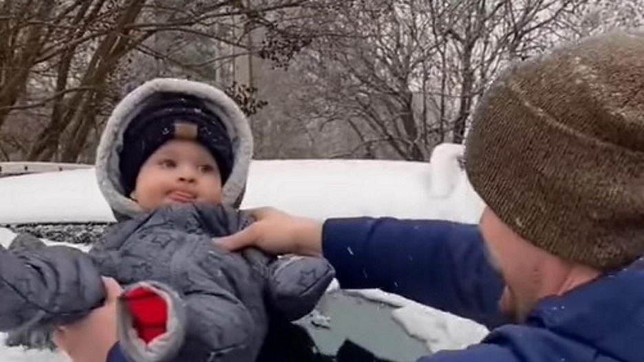 Ten ojciec "wykorzystał" do odśnieżania własne dziecko