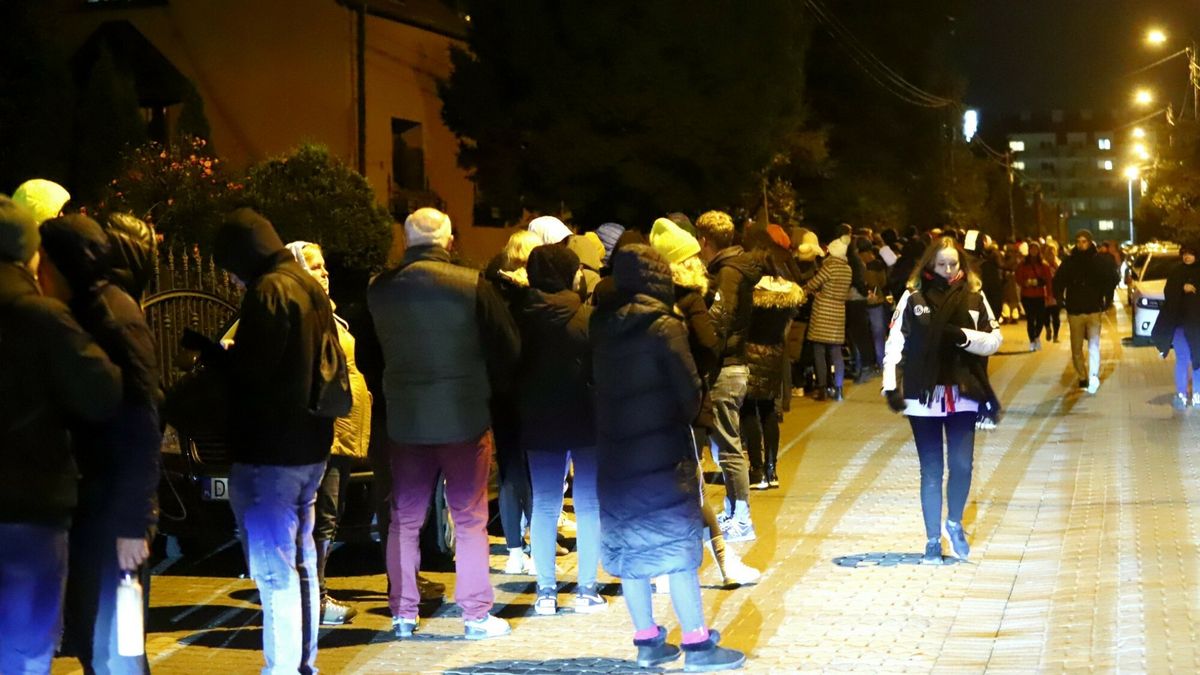 Wieczorne kolejki przed lokalami wyborczymi
15.10.2023 WROCLAW
GAZETA WROCLAWSKA
WROCLAW,JAGODNO,  UL. JAGODZINSKA,DLUGA  KOLEJKA DO OBWODOWEJ KOMISJI WYBORCZEJ NR 148
JAROSLAW JAKUBCZAK/POLSKA PRESS
WYBORY 2023 GLOSOWANIE KOLEJKA KOMISJA WYBORCZA WIECZOR NOC DARMOWA HERBATA SZKOLA LOKAL WYBORCZY TLUM
JAROSLAW JAKUBCZAK/POLSKA PRESS