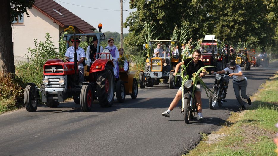 Podczas dożynek nie brakowało tradycyjnego korowodu, mszy św. oraz uroczystości obrzędowych