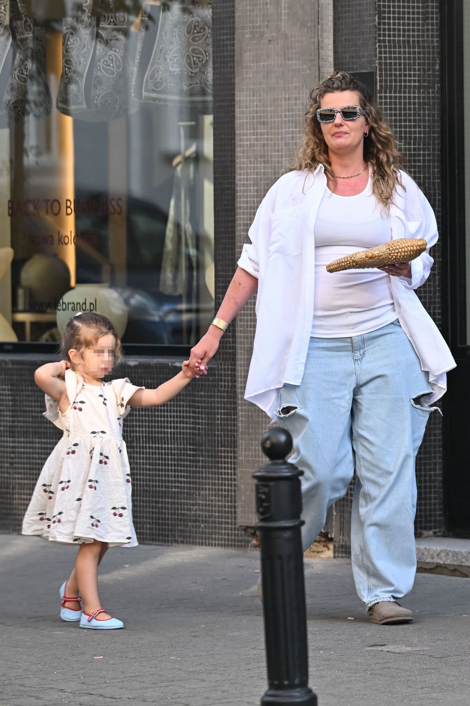 Zofia Zborowska i Andrzej Wrona sfotografowani z córką na mieści