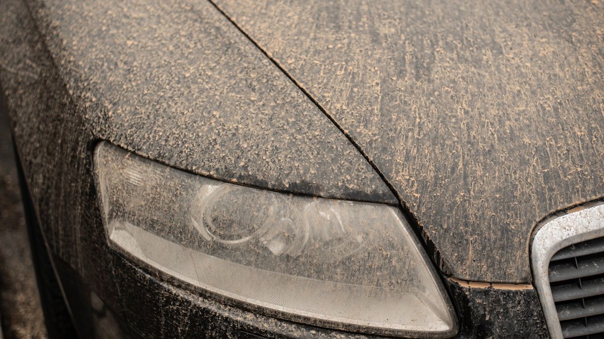 Pył saharyjski na samochodzie