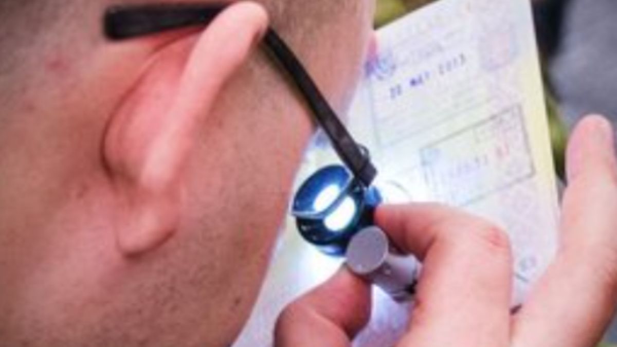 17 fałszywych odbitek stempli w paszporcie