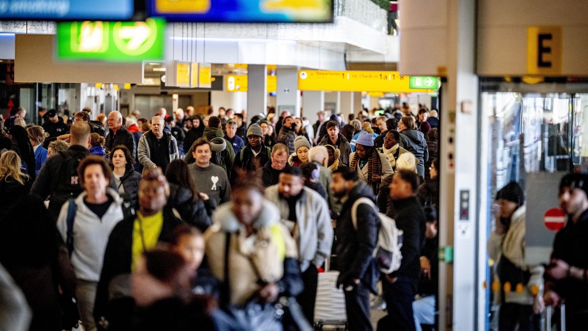 Tysiące ludzi utknęło na lotniskach w Holandii
