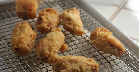 Smażone skrzydełko z kurczaka bez skóry i panierki (KFC)