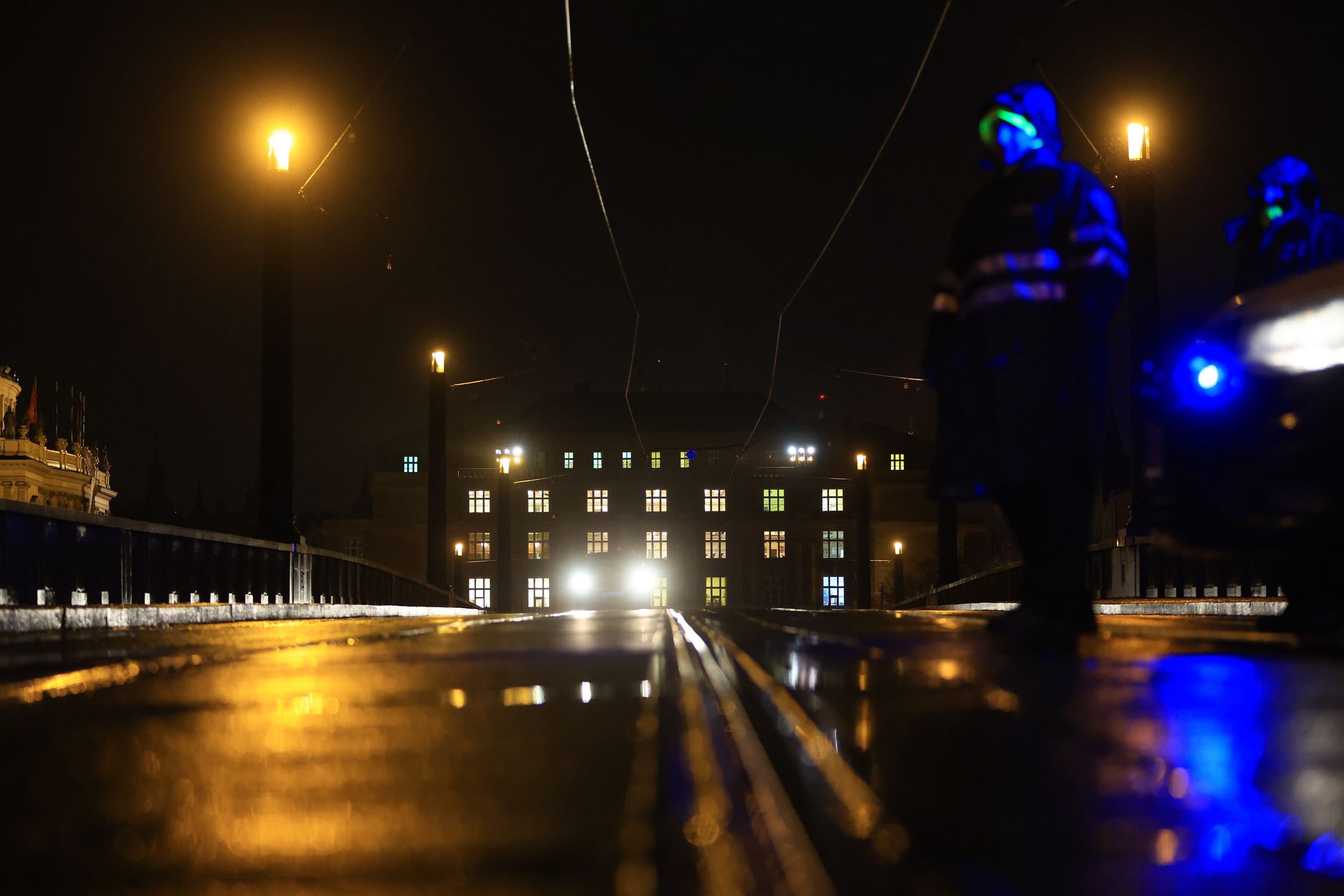Several dead and dozens injured in central Prague University shooting
epa11040225 Police officers pictured at the scene of a shooting at Charles University in central Prague, 21 December 2023. According to the Police President, Martin Vondrasek, there are more than 15 people dead and 24 injured, but that these may not be final numbers. According to Czech police the perpetrator of  was a 24 year-old Charles University student.  EPA/MARTIN DIVISEK 
Dostawca: PAP/EPA.
MARTIN DIVISEK