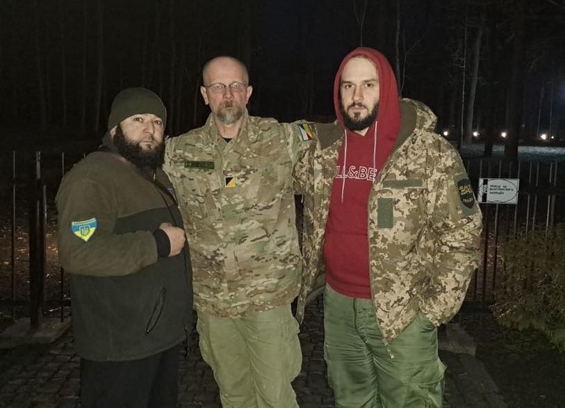 Czeczeni i Sławomir Wysocki na Cmentarzu Ofiar Totalitaryzmu 