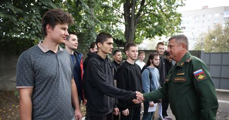 Rosja płaci fortunę za ludzi na front. System werbunkowy się chwieje