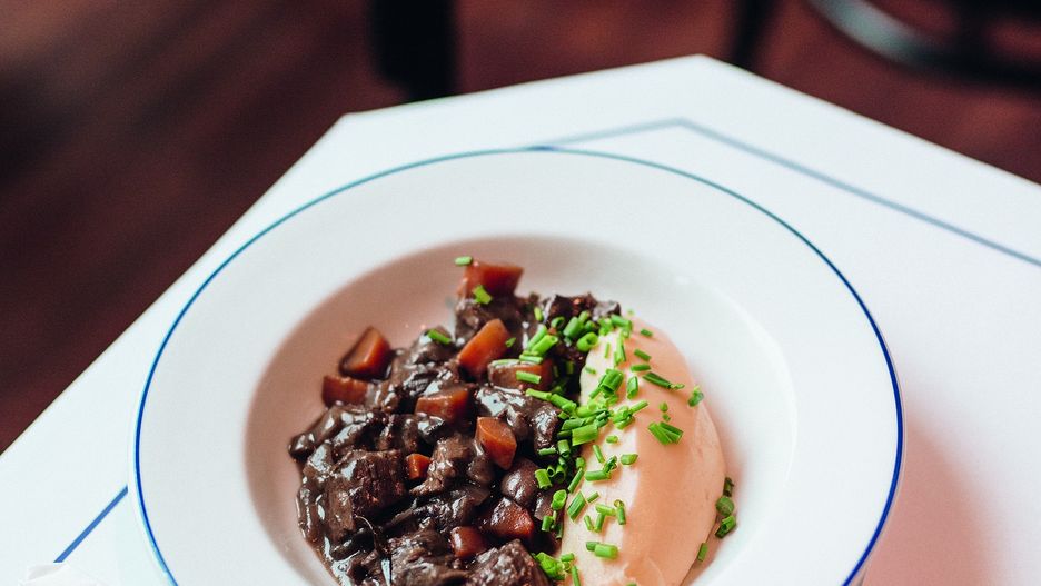 Bœuf bourguignon. Klasyczny francuski gulasz, który rozgrzewa i koi