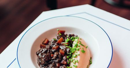 Bœuf bourguignon. Klasyczny francuski gulasz, który rozgrzewa i koi