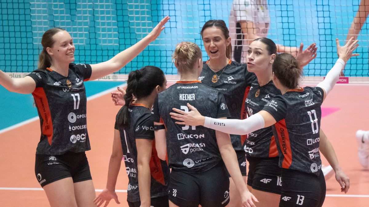 PAP / Tytus Żmijewski / Na zdjęciu: siatkarki UNI Opole