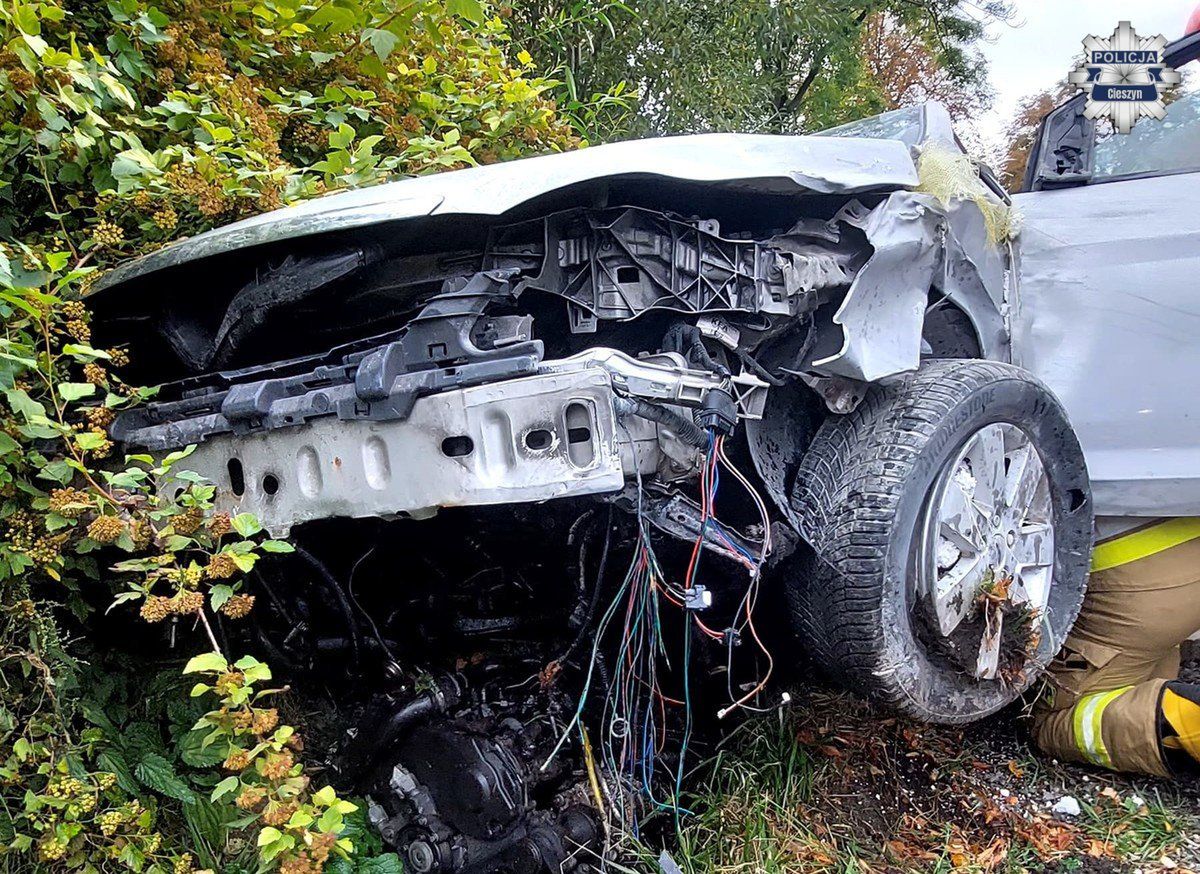 Cieszyn: Pijany kierujący fordem wjechał w dom i wpadł do rowu